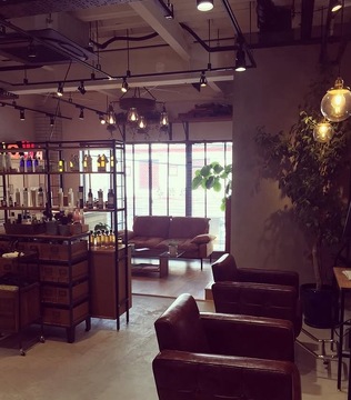 【自由が丘】≪社会保険完備≫≪単価1万円以上≫≪ママさんの応募歓迎≫≪夏季・年末年始休暇あり≫オーダーメイドの髪質改善を扱うサロン！高単価で無理せず稼げる環境です！「AUQWA 自由が丘（アウクワジユウガオカ）」からスタイリスト（美容師）の求人☆★