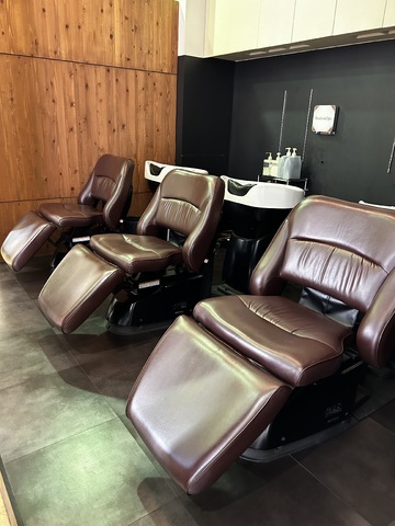 【三宮】≪最低保障給あり／完全自由出勤／土日休みや連休も可能／社会保険制度あり≫完全マンツーマンで掛け持ちヘルプがありませんので一人のお客様にしっかり関われます！初月からしっかり稼げる集客もオススメのポイント！「 ANCHOR（アンカー）」からスタイリスト（美容師）の求人★☆