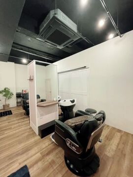 【舞子】≪月給25万円〜≫≪月8，9日休み、早番遅番制でプライベートも充実≫男性専用のメンズサロン！パーマやフェードはもちろん、エステなど、メンズに特化した幅広い技術を学べる環境があります！「men’s salon HARE（メンズサロンハレ）」からスタイリスト（理容師）の求人★☆