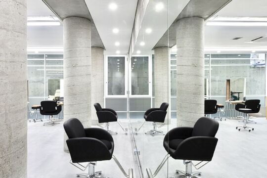 【心斎橋】≪実働8時間≫≪社保完備≫≪有給・年末年始休暇あり≫≪完全週休2日≫≪土日休み月2回までOK≫≪営業中レッスンOK≫≪1～2年でスタイリストデビュー！≫20代を中心に大人気のお洒落サロン！「welring hair salon（ウェーリングヘアサロン）」からアシスタント（美容師）の求人☆★