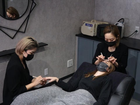 【海老名駅】≪週2日～OK≫≪土日休み相談OK≫≪産休育休実績あり≫≪髪色ネイル自由≫ゆったりとした時間枠で接客できる地域密着型のサロン！なんでも相談しやすい家族のような環境です！指名料全額バックや昇給制度などもあり、安定した収入をゲットできます！「Art Lounge Sikibu（アートラウンジシキブ）」からアイリスト（まつげエクステ・まつげパーマ・アイブロウ）の求人☆★☆