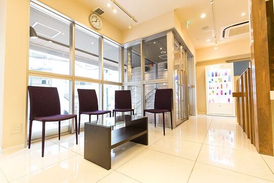 【町田駅】◆完全週休2日制・2年以内のデビュー可能・営業中のレッスンOK◆充実したカリキュラムによって着実なスキルアップが可能。スタイリストさんになってからもどんどん成長できる環境ですFrais Aura（フレイスオーラ）からアシスタント（美容師）の求人★☆