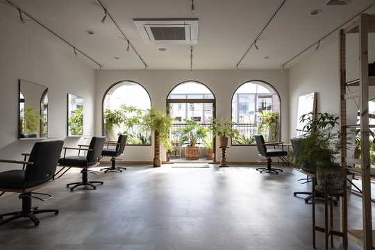 【桂川】≪完全週休2日制≫≪土日休み相談OK≫≪社会保険完備≫≪有給休暇あり≫≪夏季冬季休暇あり≫≪ママさん大歓迎≫営業時間内にモデルレッスン可能！個人に合わせたレッスン体制なので、自分のペースで成長できます。「SORA. 京都桂川店（ソラ キョウトカツラガワテン）」からアシスタント（美容師）」の求人★☆