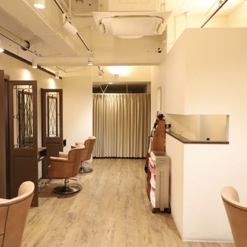 【門戸厄神】≪完全週休2日制＆土日休み可能≫≪月給28万円スタート≫≪社会保険完備≫≪休憩も1時間しっかり取れます≫地域密着型、高単価で入客チャンス大！技術力が高く、実力をつけたい方にもオススメ！安心して長く働ける環境が整ったサロンです！頑張った分はしっかり還元されるシステムが魅力「Luccica（ルチカ）」からスタイリスト（美容師）の求人☆★☆