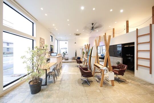 【二上】≪社会保険完備≫新規やフリーのお客様もいらっしゃるので入客チャンスもバッチリ！カラーを得意とする郊外型トレンド発信サロン「Sea by charme 香芝店（シーバイシャルムカシバテン）」からスタイリスト（美容師）の求人☆★☆