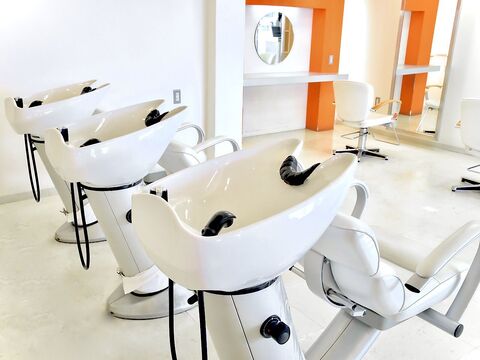 【JR須磨】≪徒歩1分の駅チカ≫≪完全週休2日制＆土日祝休みOK≫≪社会保険完備≫高単価×マンツーマン施術で落ち着いた空間！最低保障給30万円とエリアでもトップレベルの水準！時短OKでママ美容師も活躍する地域密着型の髪質改善サロン「AQUARELA（アクアレラ）」からスタイリスト（美容師）の求人☆★☆