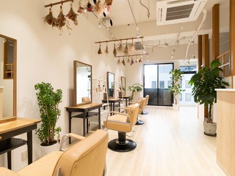 【天神橋六丁目】≪土日休み、連休OK≫≪指名60％〜／フリー40％売上還元！※売上により還元率も上がります！≫≪最低保証給月25万円あり！≫≪完全マンツーマン≫≪自由出勤！≫委託から正社員への移行もできる！長く続けられるようにスタッフを大事に想い働きやすい環境づくりをしています！「ainee（アイニー）」からスタイリスト（美容師）の求人☆★