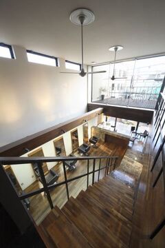 【羽倉崎】 月給20万円以上  有給休暇あり  社会保険完備  18時退勤可能 地域密着で上質なサロン空間がお客様を癒す人気ヘアサロン！こだわりのオリジナルドライカット技術でベストなヘアスタイルを提供しています！！！DOUZE（ドーズ）からアシスタント（美容師）の求人☆★☆