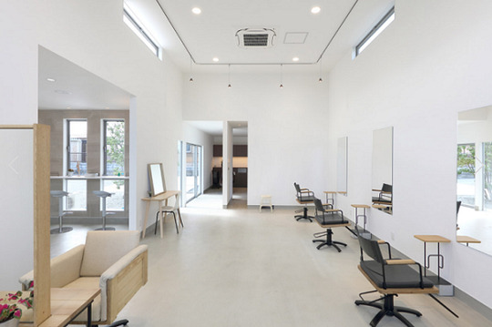 【韮川】◆月8日休み・土日休みも月1日程度相談可能・マツエクも学べる環境◆土日の希望休や長期休みもあり、お休み充実！選べる雇用形態で長く安心して働けるサロン「Luz（ラズ）」からスタイリスト（美容師）の求人☆★