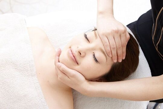 【梅田】≪月8〜10日休み≫≪日曜日休みあり≫お昼ごろから営業スタートなので余裕を持って出勤出来ます！研修体制も充実の化粧品メーカー直営エステティックサロン！プライベートが充実できる環境です「THE FAITH 梅田茶屋町店（ザフェースウメダチャヤマチテン）」からエステティシャンの求人☆☆