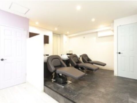 【調布駅】◆最低保証給あり・土日休み相談可能◆自分のライフワークバランスに合わせて働ける環境！広々とした店内で、お客様スタッフ共にゆったりできる空間です。hair make Purena (ヘアメイクプレナ)からアイリスト（まつエク）の求人★☆