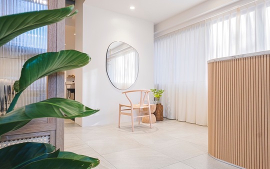 【烏丸御池】≪最短2年以内にスタイリストデビュー≫≪食事補助や住宅手当あり≫≪髪質改善、デザインカラー、スパが人気≫20代を中心に幅広い客層から大人気！福利厚生も抜群のオススメサロンさんです！レッスン環境も整っています！「knock（ノック）」からアシスタント（美容師）の求人☆★☆