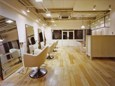 【夙川】≪月7.8日休み♪≫地域密着型で温かみのあるお洒落なプライベートサロン☆少人数制のサロンなので、しっかり学ぶことの出来る環境♪仕事とプライベートのメリハリをつけて働くことが出来ます！スタッフさん思いのオーナーさん達と共に、ステキな美容師を目指しませんか アシスタント（美容師）の求人☆☆