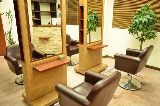 【都島】≪完全週休2日制≫≪社会保険完備≫≪最短1年半でデビュー可能≫≪休憩1時間あり≫≪通信学校の学費補助あり（60万円）≫≪予約次第では16時台に退勤可能≫営業時間内にレッスンができる！技術講師をされておられるオーナーさんから技術を学べる！実践的に入客していけるので成長が早いですよ！「Plat（プラット）」からアシスタント（美容師）の求人☆★