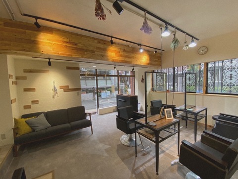 【夙川】≪最短1年ほどでデビュー可能≫≪社会保険完備≫≪完全週休2日制≫≪土日休み取得可能≫働きやすいアットホームな雰囲気のヘアサロン！「sumika（スミカ）」からアシスタント（美容師）の求人☆★☆