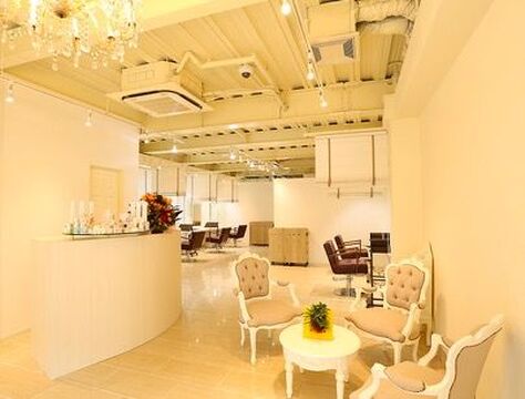 【阪急塚口】≪社会保険あり≫≪土日休み可≫≪時短勤務も応相談≫ヘアケアの知識と技術でオトナ女性に人気のサロン！女性が長く働ける環境を整える「LAURA & RO（ラウラアンドロー）」からスタイリスト（美容師）の求人☆☆