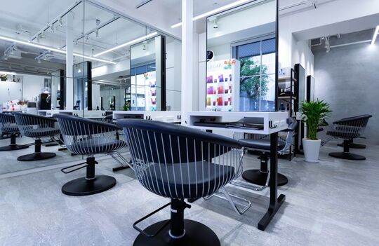 【阪急塚口】≪月給27万円以上≫≪完全週休2日制&有給あり≫≪社会保険完備≫地域密着型の人気ヘアサロン！新規集客も多く、入客チャンス大です！「NILLU 阪急塚口店（ニルハンキュウツカグチテン）」からスタイリスト（美容師）の求人☆★☆