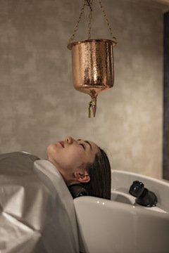 【烏丸】≪社会保険完備≫≪完全週休2日≫≪営業時間内レッスン≫アーユルヴェーダの発想を取り入れ、一人一人のお客様との時間を大切にしております！スパ個室完備のサロン「AMATORA SPA（アマトラスパ）」からアシスタント（美容師）の求人★☆