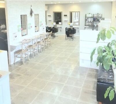 【高槻市駅】≪時給1200円／土日1300円≫≪ライフスタイルに合わせて働ける≫≪平日のみの勤務も相談OK≫≪土日祝日出勤可能な方優遇≫≪残業なし≫カウンセリングをしっかり行い、低価格でも理想のカラーに仕上げます！カラーとシャンプーができればOK！地域の方々に人気のカラー専門店！「染め家 高槻店（ソメヤタカツキテン）」からカラーリスト（美容師）の求人☆★