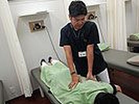 【長岡天神】日祝定休★ストレッチの補助やトレーニングの指導も経験できる！スポーツ好きな方大歓迎♪”平井鍼灸整骨院（ヒライシンキュウセイコツイン）”からレセプション（受付）の募集☆☆