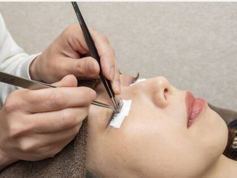 【牧野】≪日祝定休≫≪ママさん歓迎≫≪モデルサポートあり≫≪髪型自由・ネイルOK≫ブランクがある方でも技術レベルに応じて研修があるので安心です！大人女性に大人気のアイラッシュサロン「ANTIS（アンティス）」からアイリスト（まつげエクステ・まつげパーマ）の求人☆☆