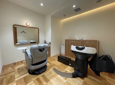 【新御徒町】≪ヘッドスパがウリ・完全週休2日制・客単価15000円≫完全個室でお客様としっかり向き合える！整った働き方で安心して長く働けるサロン「grus（グルス）」からスタイリスト（美容師）の求人☆★