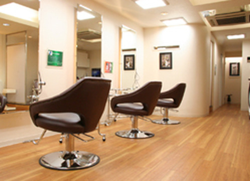 【心斎橋】≪アイラッシュ併設≫心斎橋からすぐの隠れ家サロン！レッスンはマンツーマンでオーナーさんからしっかり技術指導してもらえ、一つ一つの技術をしっかり習得してから入客できます！長年のファンが多い「vis-a-vis（ヴィサヴィ）」からアシスタント（美容師）の求人★☆