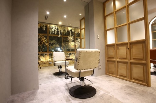 【国立】≪社会保険完備≫≪20時までに退勤可能≫≪早番遅番を選択可能≫≪月2回までの土日休み取得可能≫≪独立支援あり≫≪ママさんスタイリストさんの応募歓迎≫しっかり稼いで休みも取れるので仕事とプライベートのメリハリをつけやすい環境のサロンです。「olelo国立（オレロクニタチ）」からスタイリスト（美容師）の求人★☆