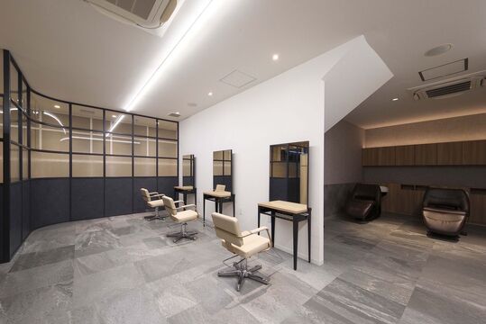 【北山】≪月7000円でサロンの寮に住める≫≪月給25万円〜≫≪月8日休み≫≪社会保険完備≫アイラッシュやネイル、着付けも学べるトータルビューティーサロン！働きやすい環境があり、アイラッシュやネイル、着付けも学べるトータルビューティーサロン！入客チャンスも抜群なのですぐに活躍できます！「TOP BEAUTY 北山店（トップビューティーキタヤマテン）」からスタイリスト（美容師）の求人☆★