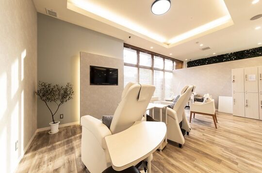 【三ケ森】≪月給18～20万円・社会保険完備・月8日休み・営業中レッスンOK≫充実の研修体制で一人ひとりにピッタリなペースでアイリストデビューを目指せるトータルビューティーサロン「「Loves Laughs 下上津役店（ラブズラフズシモコウジャクテン）」アイリスト（アイデザイナー・まつ毛エクステ）の求人☆☆