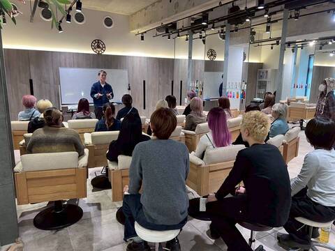 【イオン本牧前】≪未経験・新卒生・通信生OK≫≪カットカラー2時間枠≫≪単価1万円以上≫≪社会保険完備≫レッスン体制も整っており地域密着型で安定した入客が可能！上質な空間と丁寧な技術で長年支持される「M.SLASH 本牧店（エムスラッシュホンモクテン）」からアシスタント（美容師）の求人☆★