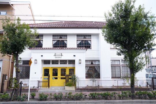 【今里】≪完全週休2日≫≪有給休暇あり≫≪社会保険完備≫≪営業内レッスンあり≫表彰もされた小顔カットが自慢！心からの笑顔で接客、親身に寄り添う地域密着サロンで一緒に成長していきましょう！「BRIDGE by hair stage now（ブリッジバイヘアステージナウ）」からアシスタント（美容師）の求人☆☆