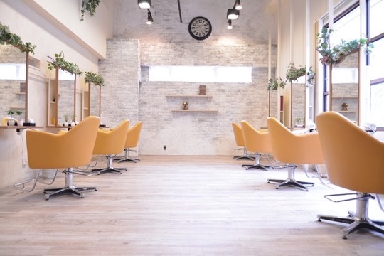 【南田辺】≪年間休日106日≫≪有給休暇あり≫≪社会保険完備≫≪月給22.3万円≫≪営業中レッスンもあり≫産休、育休取得実績あり！公休も連休で取ったり、夜レッスンも強制なしのマンツーマン指導で自分のペースで成長していけるサロンです！「Hair Leafy（ヘアーリーフ）」からアシスタント（美容師）の求人☆★☆