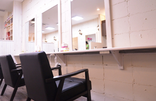 【六地蔵】≪3ヶ月に1度ボーナスあり≫店舗展開するファミリー層に人気のヘアサロン！少人数制で地域密着&楽しくノビノビ働ける環境！独立支援あり！hairs BERRY 六地蔵店（ヘアーズベリーロクジゾウテン）からアシスタント（美容師）の求人★☆