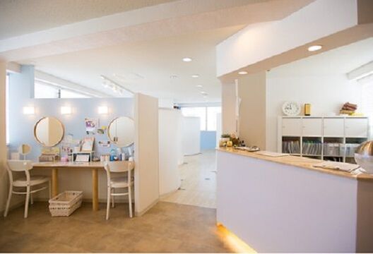 【元町】≪完全週休2日≫≪実働8時間≫≪18:30退勤≫≪月給22万円〜！≫目指すは美容系OL！様々な技術を習得できスキルアップもできる「viviAiles 神戸元町店（ビビエールコウベモトマチテン）」からアイリスト（まつげエクステ・まつげパーマ・アイブロウ）の求人☆☆