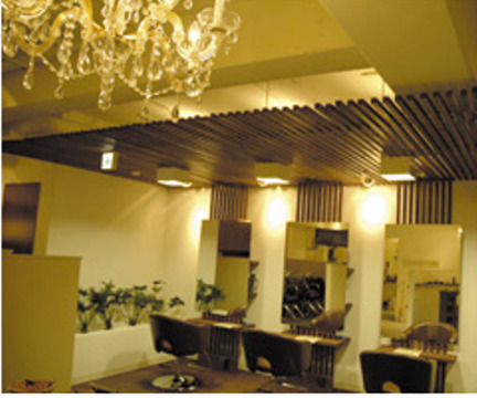 【宝塚南口】≪入社半年間月27万円保障≫お客様からも「仲良し」と言われるほど、スタッフさん同士が本当に仲良し！そんな仲間と共に成長出来る地域密着型のアットホームサロン他店との交流もあり、日々高め合っています！「umber」からスタイリスト（美容師）の求人☆★☆