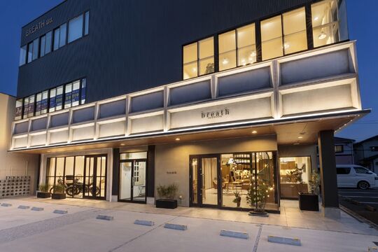 【行橋駅】≪平均退勤時間19:00・月6or8日お休み選択可能・社会保険完備≫着付け・ヘアセット・アイラッシュも学べます！！子育て中のママも活躍している温かい雰囲気のヘアサロン「Breath（ブレス）」からアシスタント（美容師）の求人☆★