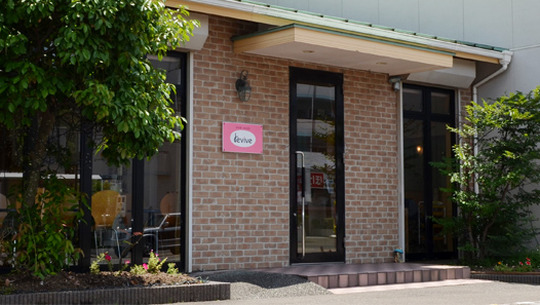 【西鉄二日市駅】≪月8日休み≫≪20時迄には退勤可能≫≪サロンワーク中心≫その人の頑張りをしっかりと評価していきます。お客様としっかり関わる事ができるヘアサロン「Hair Make rivive（ヘアメイクリヴァイヴ）」からアシスタント（美容師）の求人★☆