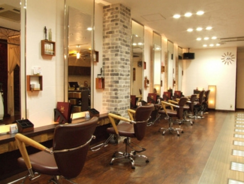 【千鳥橋】≪月給25万円〜≫≪社会保険完備≫≪平均18時に退勤可能≫≪カット経験少なくてもOK、店長候補募集≫個人に合わせたカリキュラムでやりたいことを伸ばせる環境！オリエンタルな雰囲気のオシャレな内装のサロンです「Trick（トリック）」からスタイリスト（美容師）の求人★☆