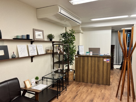 【渋谷】未経験者歓迎！◆社会保険完備・実働8時間・土日は19時に営業終了・有給休暇あり◆各種メディアにも取り上げられるメンズアイブロウサロンのパイオニア！実力派サロンとして、芸能人も多数来店されています！「FIRST 渋谷店（ファースト シブヤテン）」からアイブロウリストの求人☆★