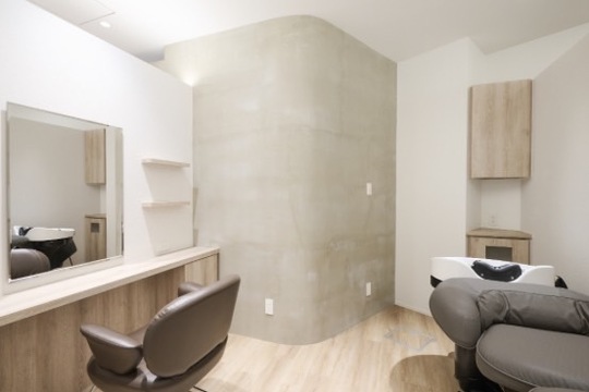 【日比谷】≪完全週休2日制≫≪実働7.5～8時間≫≪社会保険完備≫≪20時迄に退勤OK≫最短1年半デビューが可能な教育体制！充実した福利厚生で安心して長く働ける環境！髪質改善に特化した女性専門サロン！「ヘアメディカルサロン銀座PREMIUM（ヘアメディカルサロンギンザプレミアム）」からアシスタント（美容師）の求人★☆