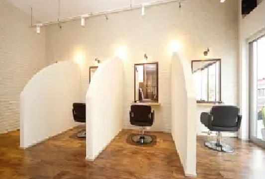 【長浜】≪お休み日数最大12日までOK・バースデイ休暇あり・社会保険完備≫充実した福利厚生面で自分らしく長く美容師ができる！おしゃれで半個室、完全個室のあるヘアサロン「Hair Lounge Ple（ヘアーラウンジプレ）」からスタイリスト（美容師）の求人★☆