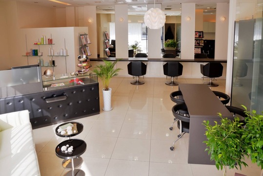 【なかもず】≪平均18時に終了≫≪自由出勤≫女性の美しさ、キレイな髪をつくるため誠実に向き合うサロンです！自由出勤とマンツーマン接客で、安心して仕事ができますよ！「Aniris（アニリス）」からスタイリスト（美容師）の求人☆☆