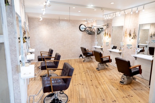 【土師ノ里】≪平均月給30万円≫≪完全週休2日制・有給休暇あり≫≪実働8時間・18時半退勤≫≪社会保険完備≫≪産休・育休実績あり≫充実の福利厚生、好条件で安心して働けるサロンです！地域密着で幅広い年代のお客様が来店される人気サロン！「hair make rely（ヘアーメイクリライ）」からスタイリスト（美容師）の求人☆★☆