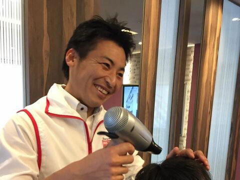 【曳馬】≪月給25万円以上≫≪ほぼ時間通りに退勤可能≫≪有給休暇あり≫≪社会保険あり≫手荒れの心配が要らないカット専門店！経験を活かして働くベテランさんも多いですよ！「Quick cut BB メガドン・キホーテUNY浜松泉町店（クイックカットビービーメガドンキホーテユニーハママツイズミチョウテン）」からスタイリスト（美容師・理容師）の求人★☆