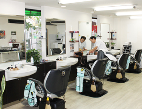 【近鉄田原本駅】≪集客バッチリ≫≪社会保険完備≫≪20時迄に退勤OK≫≪未経験OK≫子どもから年配の方まで幅広い年代のお客様が来店するサロンです！「髪工房 田原本店（カミコウボウタワラモト）」から見習い・中習・技術者（理容師）の求人