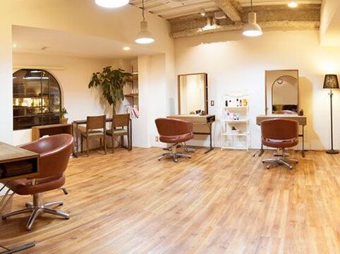 【同志社前】≪完全週休2日制≫≪20時迄に退勤可能≫レッスンは営業時間内にやるので時間の有効活用♪休みもしっかり取れてプライベートも充実！「Luana（ルアナ）」からアシスタント（美容師）の求人☆★☆