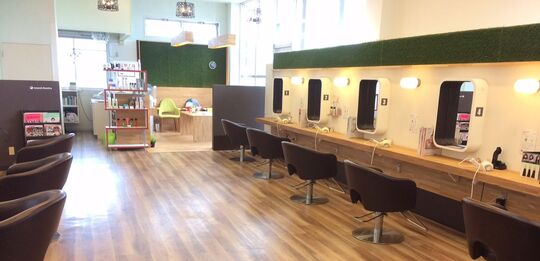 【諫早駅】≪月休7日・平均退勤時間18〜19時・社会保険完備≫家族手当もあり働きやすくプライベートの充実OK！！幅広い世代が来店される地域密着型ヘアサロン「the helix 諫早駅前店（ザヘリックスイサハヤエキマエテン）」からスタイリスト（美容師）の求人☆★