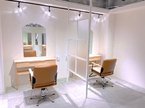 【京都駅】≪月8日休み≫≪社会保険完備≫≪土日休みもOK≫≪時短社員での勤務も可能≫白髪ぼかし特化サロン！『ライフワークバランスの充実』が叶う美容室！休憩1時間あり！マンツーマンでの入客！プライベートを重視して美容師をやりたい方にピッタリ！「Cyecoril 京都駅前店（チェコリルキョウトエキマエテン）」からスタイリスト（美容師）の求人☆★