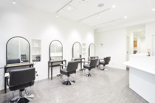 【京橋】≪社会保険完備≫入客チャンスバッチリ！結婚、出産しても安心して働ける環境がバッチリ！カラーとケアに注力を入れるトレンドサロン「cocotte 京橋店（ココットキョウバシテン）」からスタイリスト（美容師）の求人☆★☆